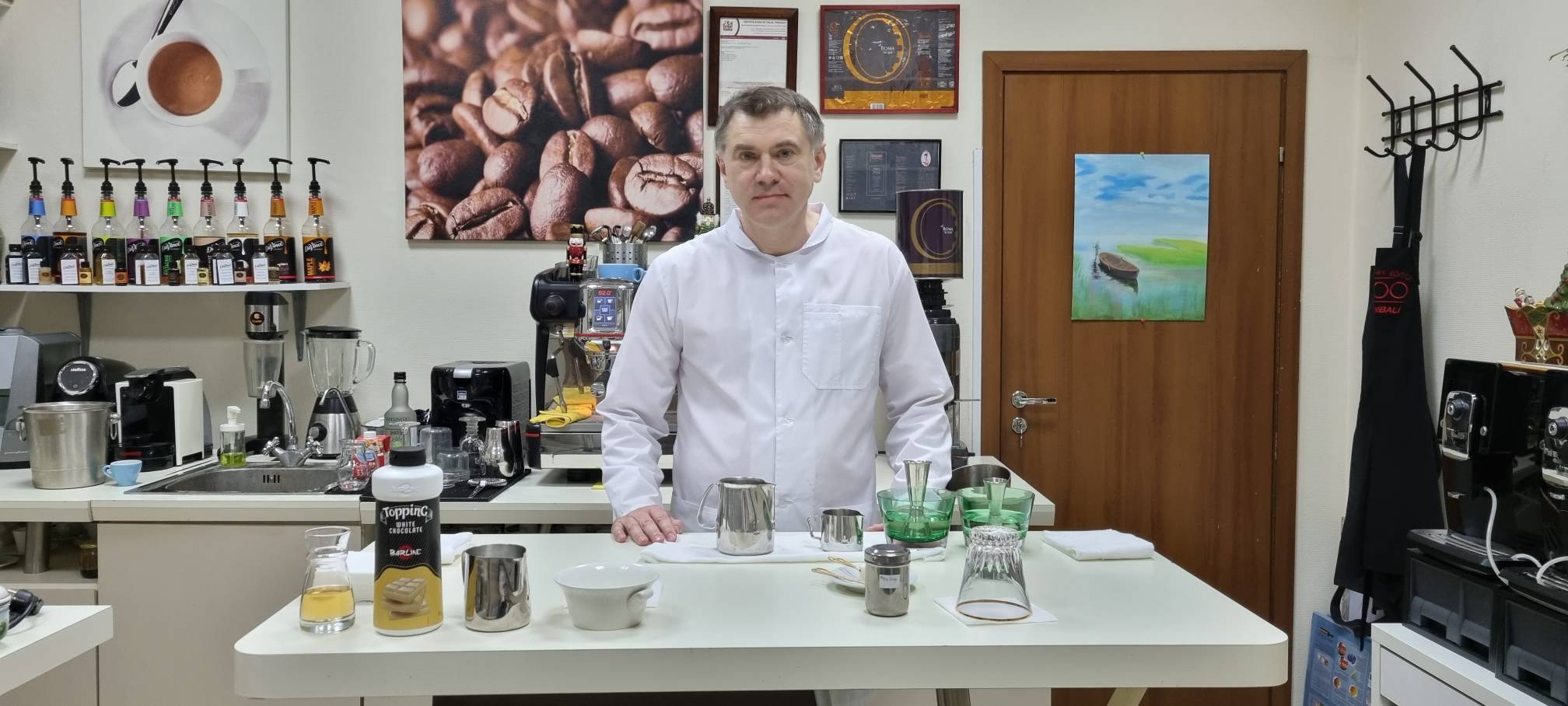Наш коллега Сергей Колбеев из Барменской Ассоциации России приготовил шесть коктейлей кофе с алкоголем. 